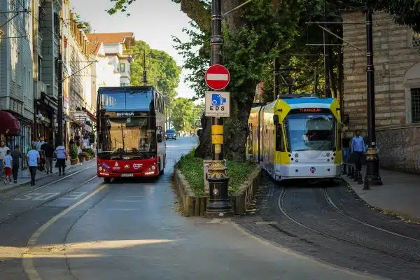 Les solutions pratiques et économiques pour se déplacer en ville sans une voiture individuelle