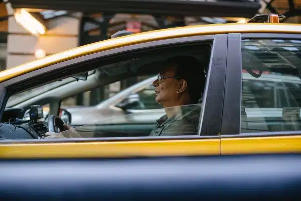 Les règles essentielles pour les conducteurs professionnels : obligations administratives à connaître
