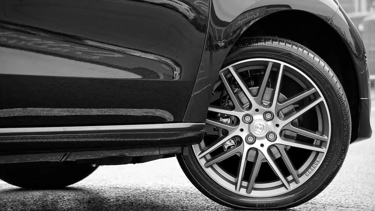 Choisir ses pneus : les règles essentielles à maîtriser pour une conduite optimale