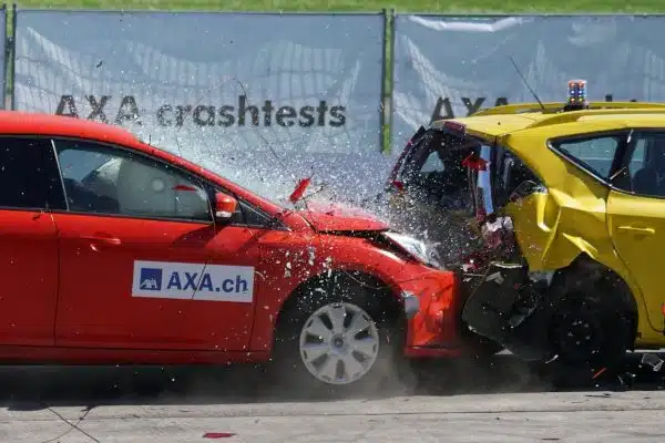 Guide complet sur les démarches d’assurance à suivre après un accident de voiture