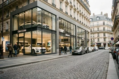 Vue panoramique d'une rue de concessionnaires automobiles à Paris en Île-de-France