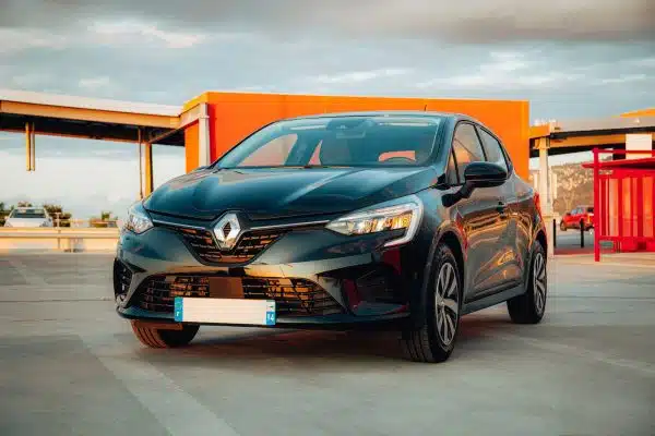 Choisir l’assurance auto idéale pour les jeunes conducteurs avec une clio 2 : tout ce qu’il faut savoir