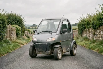 Voiture sans permis d'occasion garée sur une route rurale du Morbihan en Bretagne